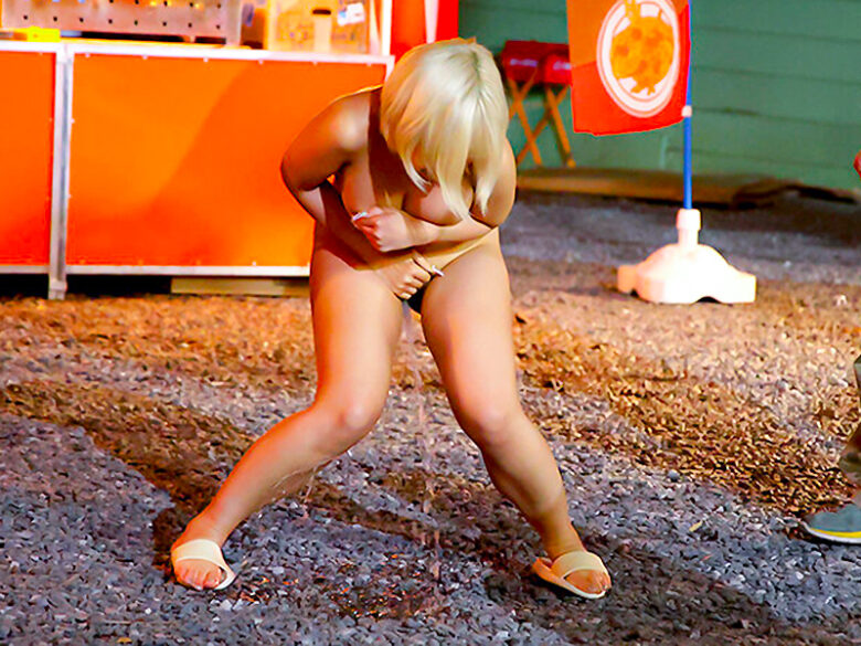 【恐怖の潮吹きレイプ】金髪的屋女子がクズ客の拷問ファックでイカされすぎちゃってお店の前でトラウマ確定全裸おもらし！